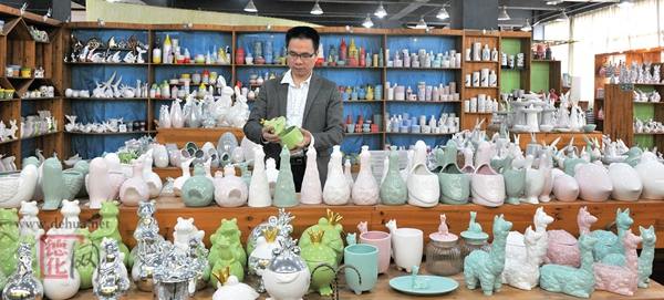 郑永章查看展厅中的家居摆件