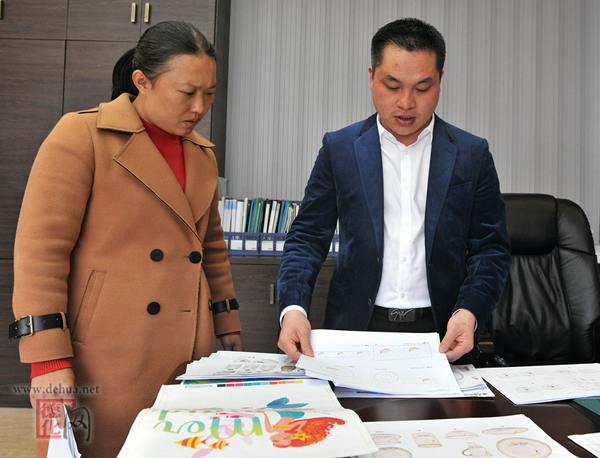 郑荣怀与员工探讨设计方案