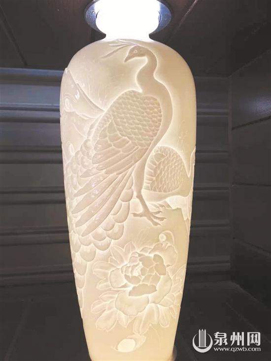 浮雕生动的陶瓷瓶