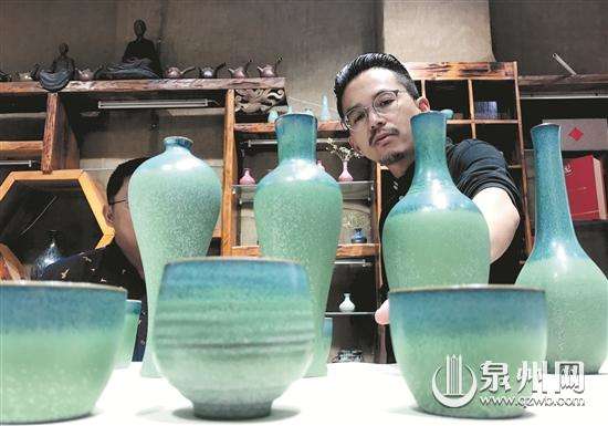 引入并改进台湾釉水技术制成的瓷具