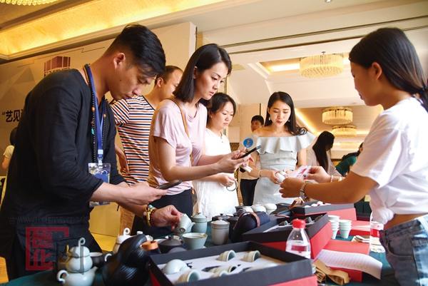 订货会上，茶具产品受捧
