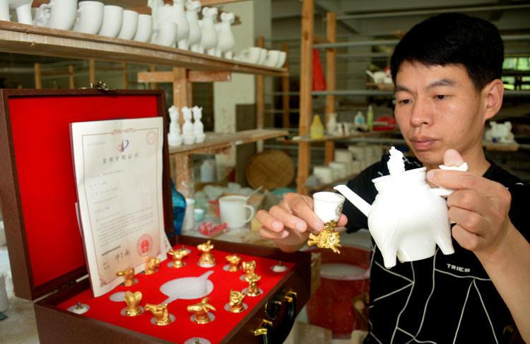 德化本土的工艺美术师徐朝贵发明的“贵妃醉酒”白瓷分酒器