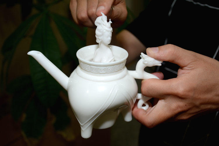 “贵妃醉酒”白瓷分酒器随着白酒慢慢倒入，“杨贵妃”也慢慢浮出水面，犹如刚刚出浴