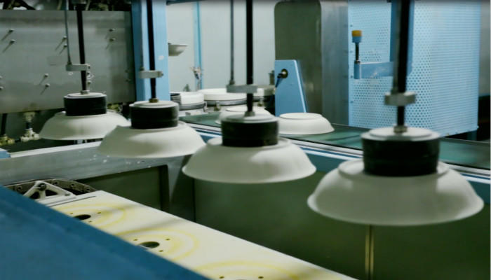 皓业彩瓷智能制造流水线作业