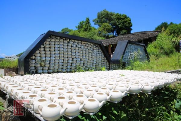 图为德化一个工作室外晾晒的陶瓷