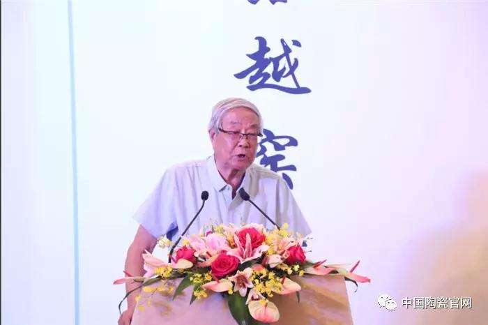 清华大学美术学院教授、中国陶瓷工业协会顾问、著名陶瓷艺术设计家张守智发言